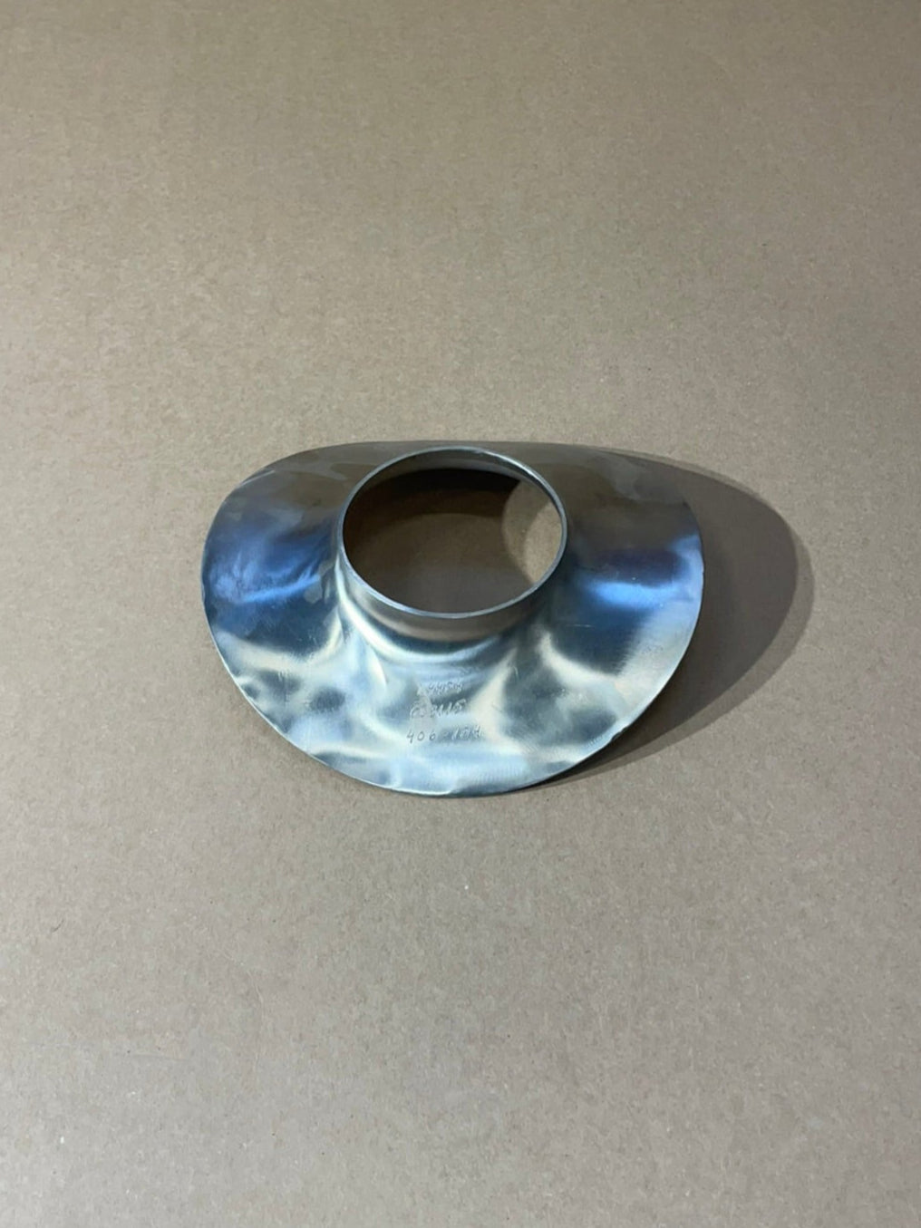 Sadel i rostfritt syrafast stål (1.4404) / Huvudrör Ø356mm- Avstick Ø104mm