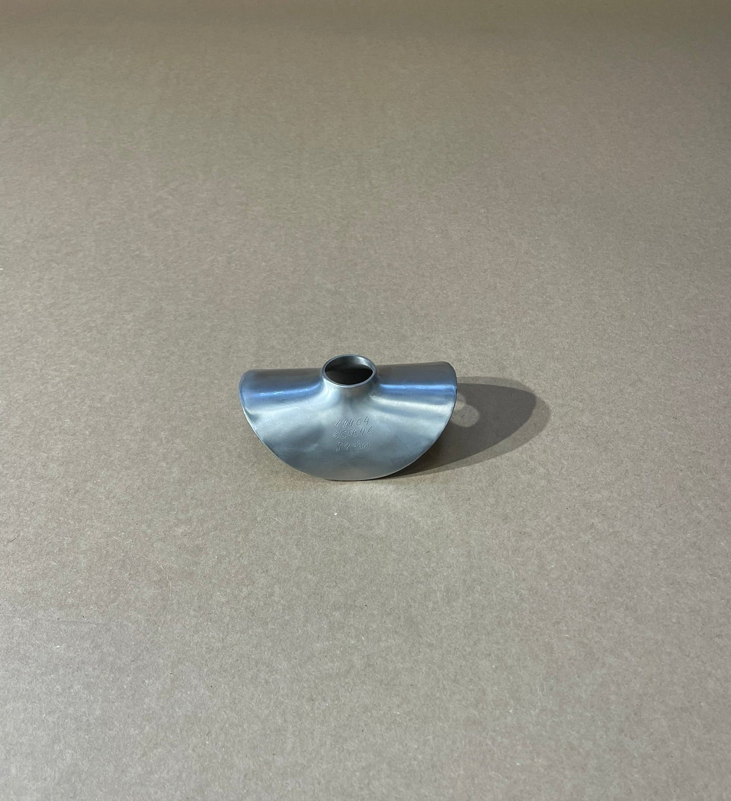 Sadel i rostfritt syrafast stål (1.4404) / Huvudrör Ø84mm- Avstick Ø30mm