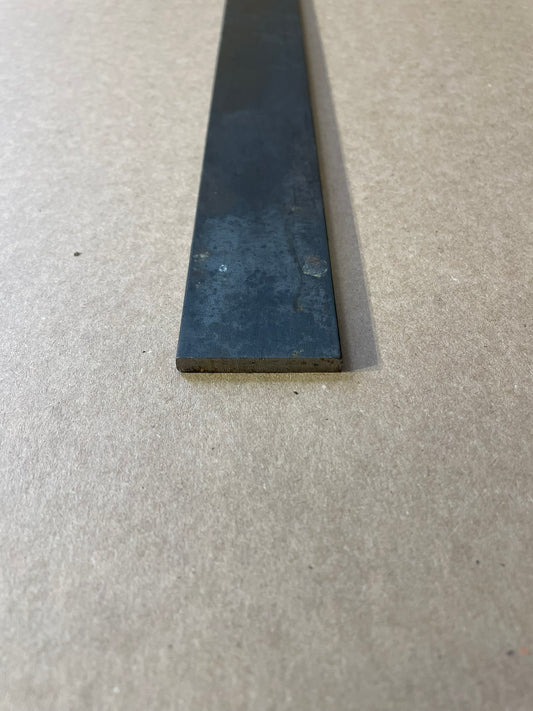 Plattjärn i svart material / Bredd 30mm /