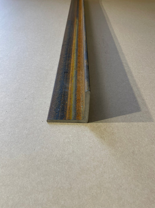 Vinkeljärn I svart material / Tjocklek 2mm